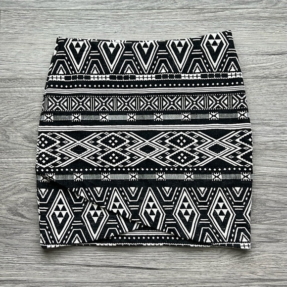 H&M Black and White Aztec Print Pencil Skirt Size S - Picture 1 of 7